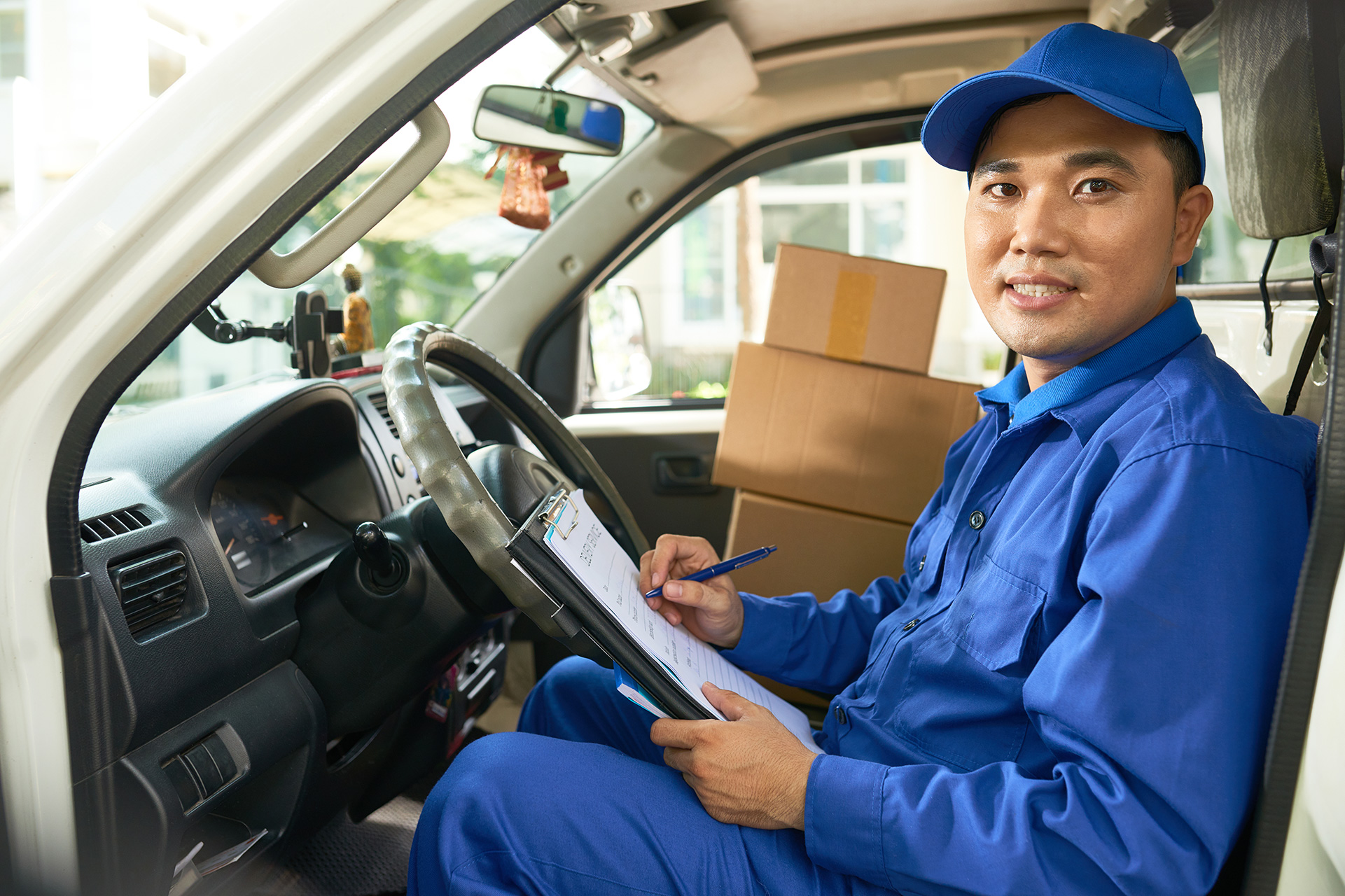 Develiry-truck-driver-checking-document-nnlw2f7-1-1